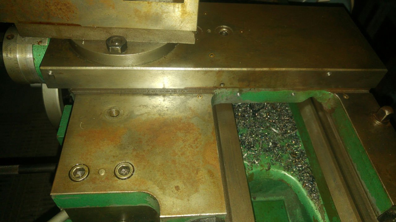 Mounting holes in the cross slide